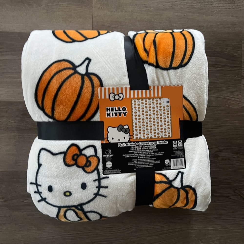 NWT! Hello Kitty Pumpkin Fall Plush Blanket Queen/Full